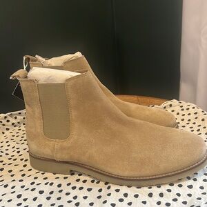 American Eagle size 9 men’s light brown shoes.